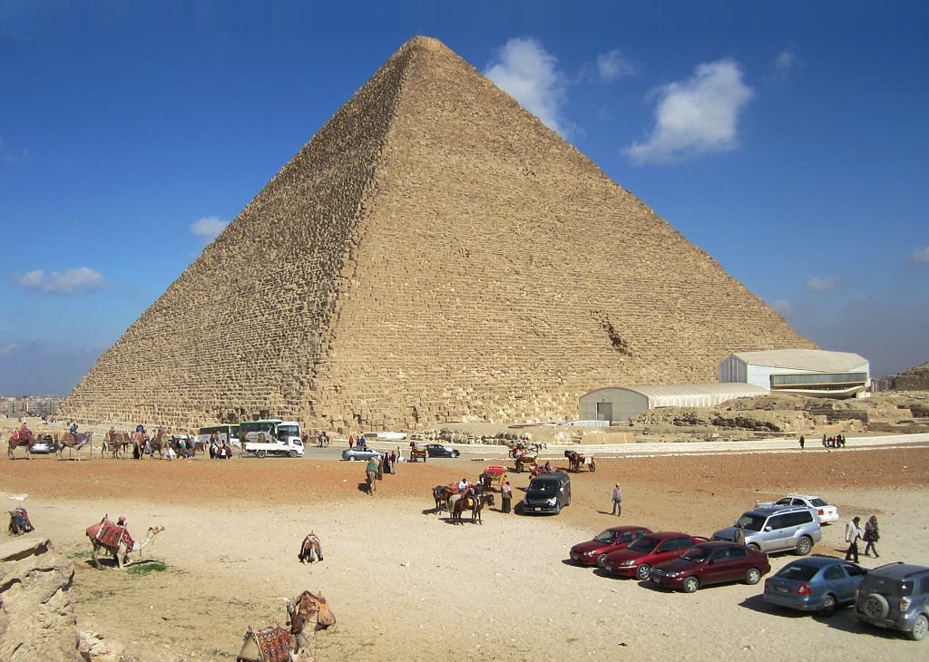 أهرامات وأبو الهول في صحراء مصر
